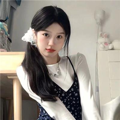 微光下的蓝色男孩